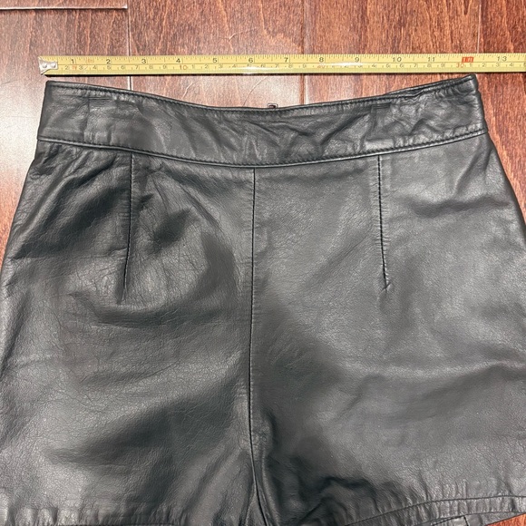 Vintage Women’s Black genuine leather shorts Chia Size 6 Classic 🔥Sexy Excellent - Picture 7 of 15